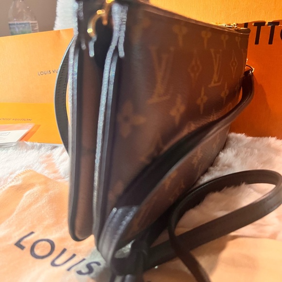Double Zip Pochette Reverse Monogram Giant LV sling - Picture 12 of 13